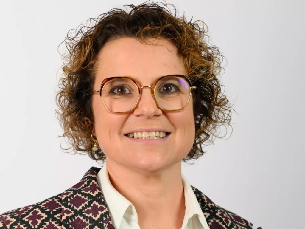 Vicky Dereere, stemgerechtigd lid van het bestuur van Perspectief, is een vrouw die klare taal spreekt én zich vol overgave inzet voor haar gemeente en haar mensen. Ze woont in Bredene, waar ze ook geboren en getogen is – een plek die ze door en door kent en met hart en ziel dient. Als 1ste schepen in Bredene (Alternatief24) is ze bevoegd voor onder meer inspraak en participatie, sociale en lokale economie, vrijwilligerswerk en tewerkstelling.