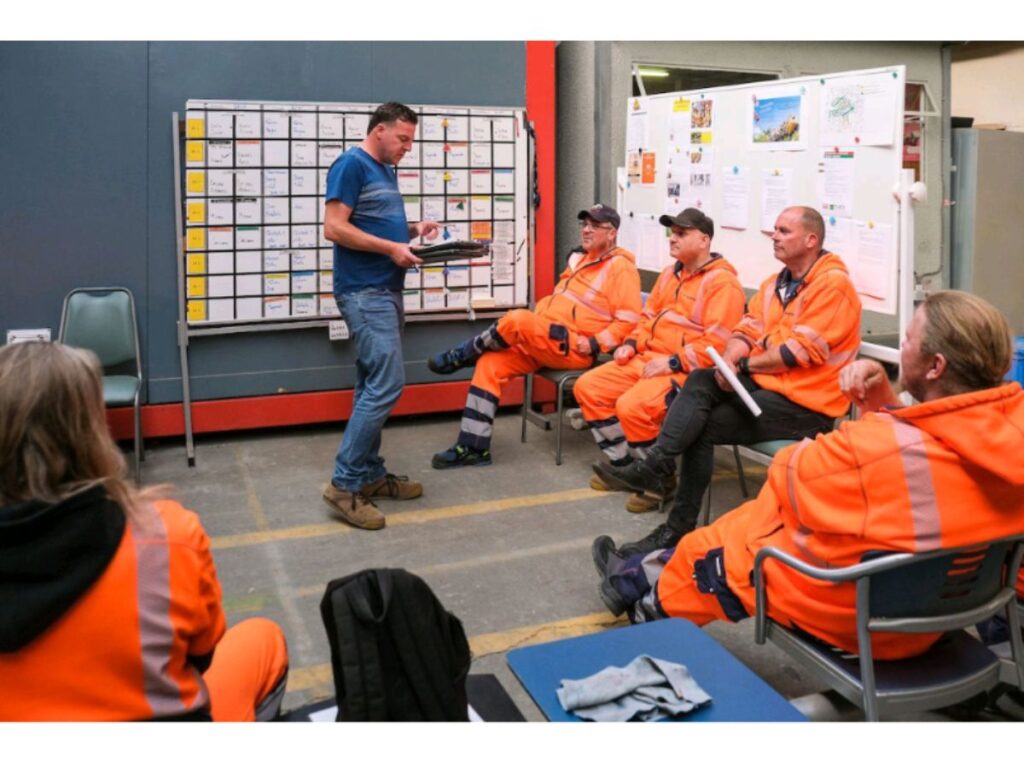 De Vlaamse Regering heeft op 5 september 2025 definitief beslist om de kmo-portefeuille uit te breiden naar de 119 erkende maatwerkbedrijven in Vlaanderen. Dankzij deze uitbreiding krijgen ook deze bedrijven vanaf 1 januari 2026 toegang tot financiële steun voor opleidingen en advies.