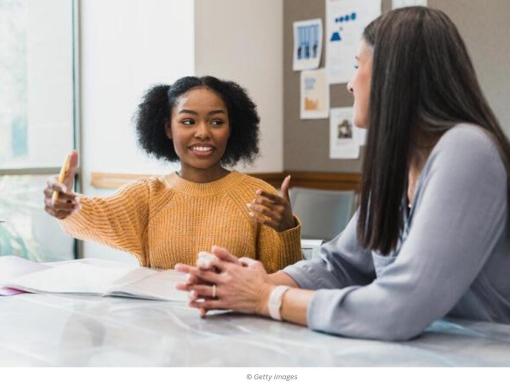 In Oostende is een nieuwe groep van 34 Onderwijsambassadeurs afgestudeerd. Deze vrijwilligers, afkomstig uit 13 verschillende landen en samen goed voor 24 talen, zullen anderstalige ouders ondersteunen bij de schoolloopbaan van hun kinderen.